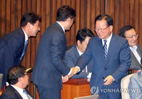 (서울=연합뉴스) 안정원 기자 = 행자부 장관 후보자에 지명된 김부겸 더불어민주당 의원이 31일 국회 본회의장에서 동료 의원들과 대화하고 있다. 2017.5.31      jeong@yna.co.kr