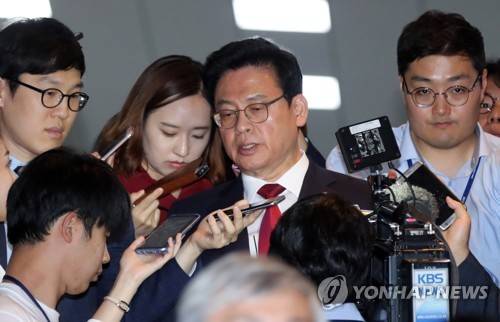 (서울=연합뉴스) 배재만 기자 = 자유한국당 정우택 대표 권한대행 겸 원내대표가 31일 오후 국회 본회의에서 이낙연 총리후보자 임명 동의안이 상정되자 의원들과 함께 집단 퇴장한 후 기자들의 질문에 답하고 있다. scoop@yna.co.kr