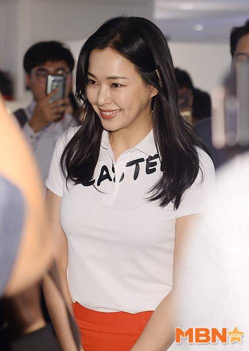 이하늬가 5월 19일 팬 사인회에 임하고 있다. 사진(롯데백화점 잠실점)=MBN스타 천정환 기자