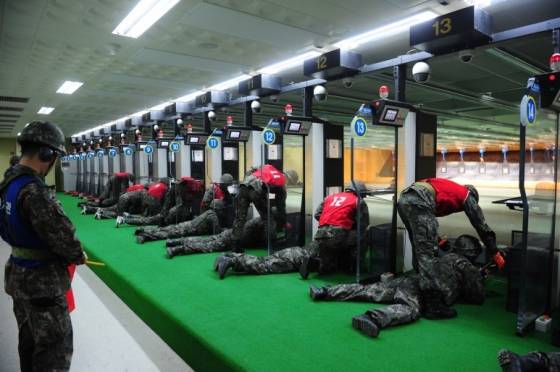 새롭게 구성된 예비군 실내사격장. 각종 안전장치가 강화됐다. /사진=국방부