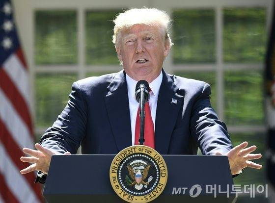 도널드 트럼프 미국 대통령이 1일(현지시간) 워싱턴 백악관 로즈가든에서 미국은 파리기후변화협약에서 탈퇴할 것이라고 선언하고 있다. 트럼프 대통령은 이날 전임 버락 오바마 대통령 당시 서명한 이 협약이 다른 나라에 불공정한 이익을 주며 미국인들의 일자리를 파괴하고 있다고 주장하며 새 기후변화협약을 위한 협상에 나설 것이라고 밝혔다. /워싱턴(미국)AFP=뉴스1 <저작권자 © 뉴스1코리아, 무단전재 및 재배포 금지>