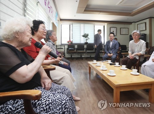 (경기광주=연합뉴스) 홍기원 기자 = 강경화 외교부 장관 후보자가 2일 오전 경기도 광주시 퇴촌면 일본군 위안부 피해 할머니들의 쉼터 나눔의집을 방문해 할머니들과 이야기를 나누고 있다.   xanadu@yna.co.kr