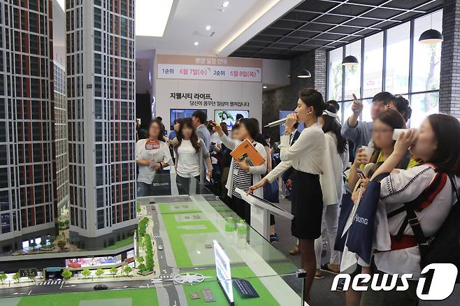 지난 2일 오픈한 인천 구월 지웰시티 푸르지오 모델하우스. 내방객들이 단지 설명을 듣고 있다.© News1