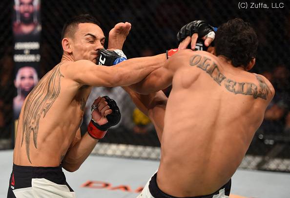 최근 열린 UFC 이벤트 경기에서 맥스 할러웨이가 올리베이라의 킥을 안면으로 받으면서 라이트를 적중하고 있다. [사진=헤럴드 DB]