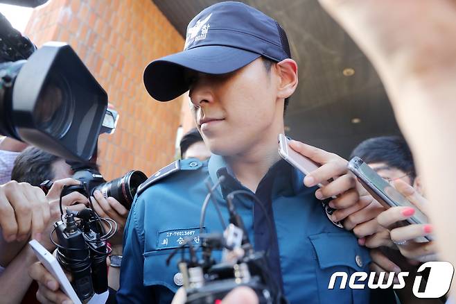 빅뱅 탑(최승현,30)이 5일 오후 서울 강남구 대치동 강남경찰서를 나서고 있다. © News1 권현진 기자