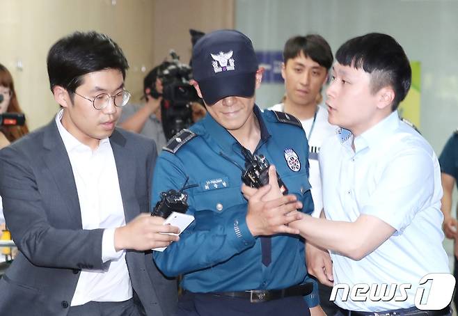 빅뱅 탑(최승현,30)이 5일 오후 서울 강남구 대치동 강남경찰서를 나서고 있다. © News1 권현진 기자