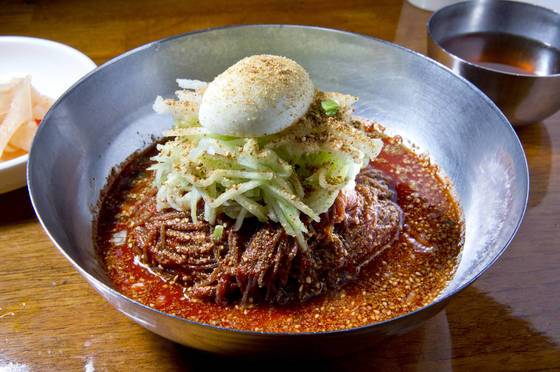 뽀빠이냉면 비빔냉면. 물냉면 육수를 함께 내준다.
