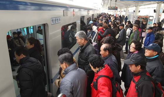경춘선 전철에는 요금을 내지 않는 노인 승객이 많이 몰린다. [중앙포토]