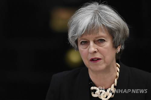 (런던 AFP=연합뉴스) 테리사 메이 영국 총리가 4일(현지시간) 다우닝가 10번지 총리 집무실 앞에서 런던브리지 테러와 관련한 성명을 발표하고 있다. 메이 총리는 테러 방지를 위해 경찰과 정보당국에 강력한 권한을 부여하겠다고 강조하고 8일로 예정된 총선은 그대로 치를 것이라고 밝혔다. ymarshal@yna.co.kr
