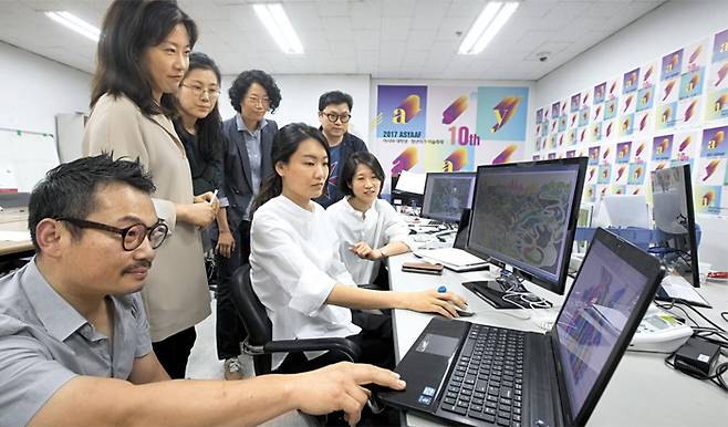 ‘2017 아시아프’ 1차 심사위원들이 컴퓨터 모니터로 지원 작가의 작품을 살펴보고 있다. 왼쪽부터 시계방향으로 유용상 작가, 최정주 독립 큐레이터, 강재현 사비나미술관 큐레이터, 정현영 작가, 류동현 페도라프레스 편집장, 김형미 국립현대미술관 학예연구사, 정나영 소마미술관 학예부장. /김지호 기자