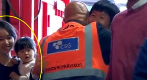 카메라에 포착된 전직 축구선수 박지성의 가족. [사진 MUTV 캡처]