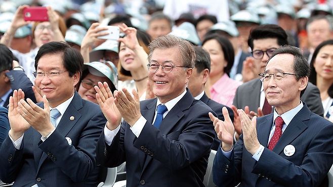 문재인 대통령이 5월31일 전북 군산시 새만금 신시광장에서 열린 제22회 바다의 날 기념식에서 박수를 치고 있다. © 청와대제공