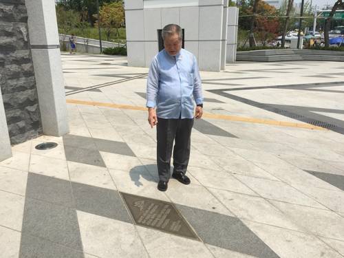 (서울=연합뉴스) 안홍석 기자 = 이한열 열사가 최루탄을 맞아 쓰러진 뒤 동료 학생의 부축을 받는 사진을 찍은 원로 사진기자 정태원(78)씨가 지난달 29일 오후 서울 신촌 연세대 정문에서 이 열사 추모 동판을 가리키며 당시 상황을 설명하고 있다. 2017.6.7  (끝)