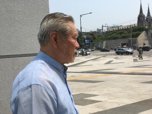 (서울=연합뉴스) 안홍석 기자 = 이한열 열사가 최루탄을 맞아 쓰러진 뒤 동료 학생의 부축을 받는 사진을 찍은 원로 사진기자 정태원(78)씨가 지난달 29일 오후 서울 신촌 연세대 정문에서 연합뉴스와 인터뷰 도중 맞은편 철길둑을 응시하고 있다. 2017.6.7  (끝)