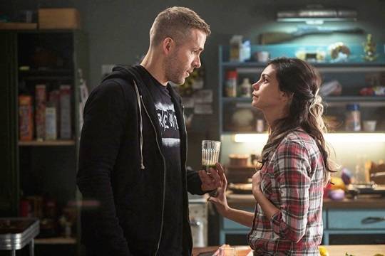 데드풀 스틸 컷 라이언 레이놀즈(왼쪽), 모레나 바카린(오른쪽)