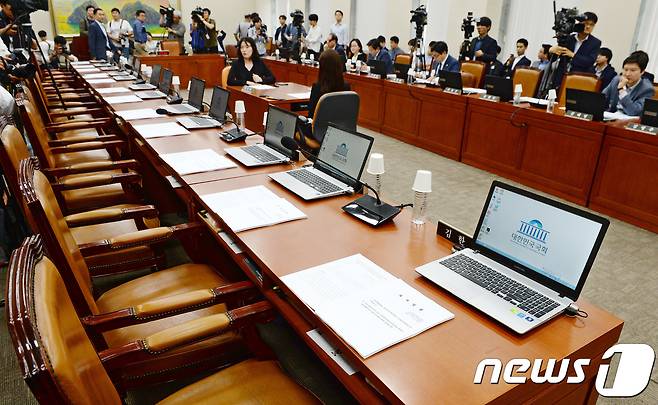 지난 9일 오후 서울 여의도 국회 정무위원회 전체회의가 자유한국당 의원들의 불참으로 열리지 못하고 있다. 이날 정무위는 전체회의를 갖고 김상조 공정거래위원장 후보자 인사청문보고서를 채택하려 했으나 자유한국당 의원들의 불참으로 불발됐다. 2017.6.9/뉴스1 © News1 박세연 기자