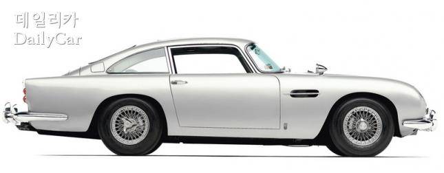 애스턴 마틴 (1963년형 DB5. 본드카로 더 유명해짐)