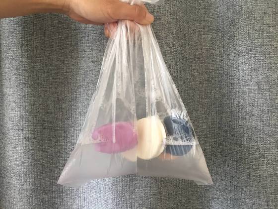비닐봉지 안에 비눗물과 메이크업 스펀지를 넣어 흔든다.