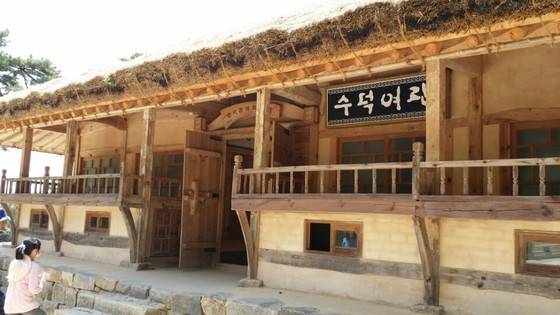 예산군에 있는 수덕사는 문화재보다는 미술을 테마로 한 관광명소로 더 인기다. 수덕사 옆에 있는 수덕여관. 한국 최초의 여성 서양화가 나혜석이 5년간 살던 곳이다.[김방현 기자]