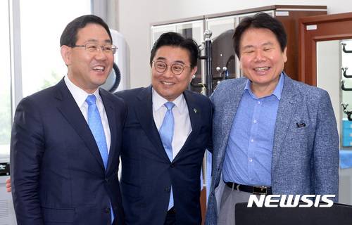 【서울=뉴시스】이영환 기자 = 전병헌(가운데) 청와대 정무수석이 9일 오전 서울 여의도 국회를 찾아 바른정당 주호영(왼쪽) 대표 권한대행 겸 원내대표, 정양석 원내수석부대표와 포즈를 취하고 있다. 2017.06.09. 20hwan@newsis.com