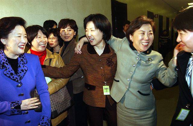 양성 평등의 상징인 호주제 폐지 법안이 국회 본회의를 통과했다. 사진은 국회 법사위서 민법개정안(호주제폐지등 신분등록법 변화)이 통과되자 여성의원들과 여성단체 회원들이 서로 격려하며 활짝 웃는 모습. 2005.3.31