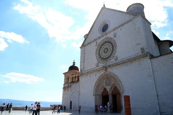 하얀 대리석으로 치장된 성 프란치스코 성당.