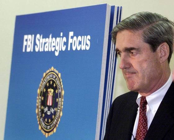 2002년 5월 29일 로버트 뮬러 당시 FBI 국장이 워싱턴에서 기자회견을 갖고 FBI의 개혁 방안을 설명하고 있다.[AP=연합뉴스]