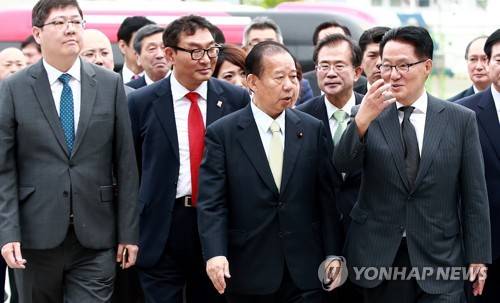 (목포=연합뉴스) 홍해인 기자 = 아베 일본 총리 특사로 방한한 니카이 도시히로 일본 자민당 간사장(오른쪽 두번째)이 10일 오후 전남 목포시 만호동 김대중 노벨평화상 기념관을 찾아 김 전 대통령의 삼남 더불어민주당 김홍걸 국민통합위원장(왼쪽), 국민의당 박지원 전 대표 등 참석자들과 기념관에 들어서고 있다. 2017.6.10      hihong@yna.co.kr