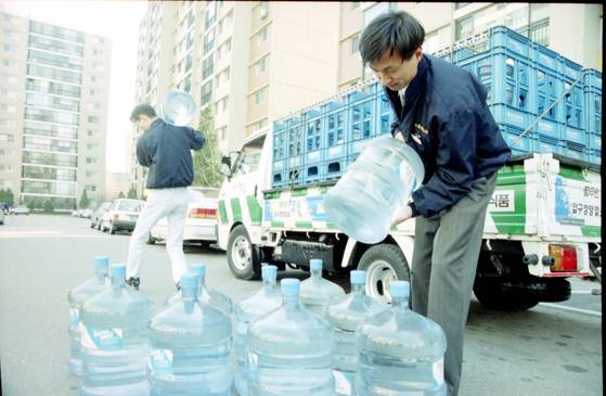 생수시판 허용방침에 따라 생수업체간 경쟁이 예상되는 가운데 1994년 3월 수요가 늘어난 생수를 배달하고 있다. [중앙포토]