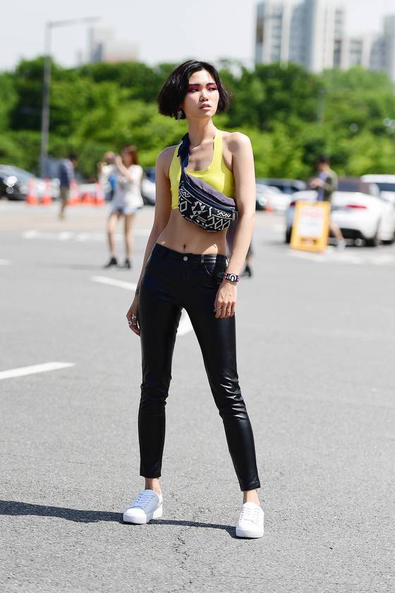 2017 UMF 현장에서 가죽 소재의 스키니와 형광색 크롭 톱으로 강렬한 패션을 선보인 모델 김상희. [사진 스트리트 사진가 백성원]