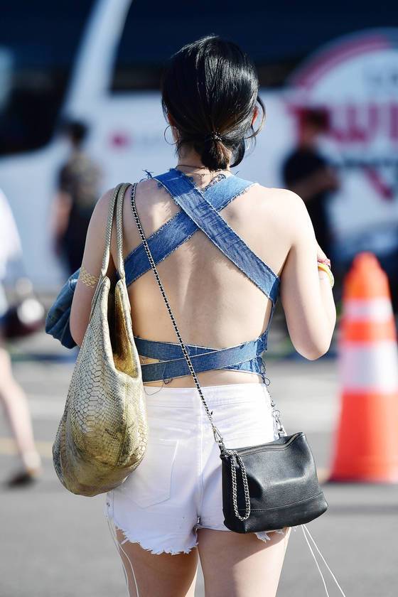 '앞'보다 '뒤'를 노출해 시선을 사로잡는다. 2017 UMF 현장. [사진 스트리트 사진가 백성원]