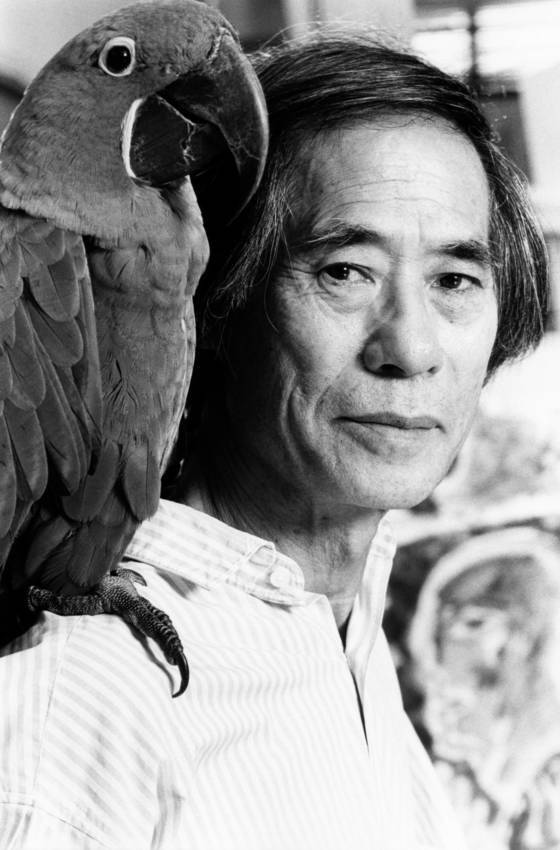 20년 넘게 기른 앵무새 '찰리'와 함께한 김보현 화백. 사진=환기미술관