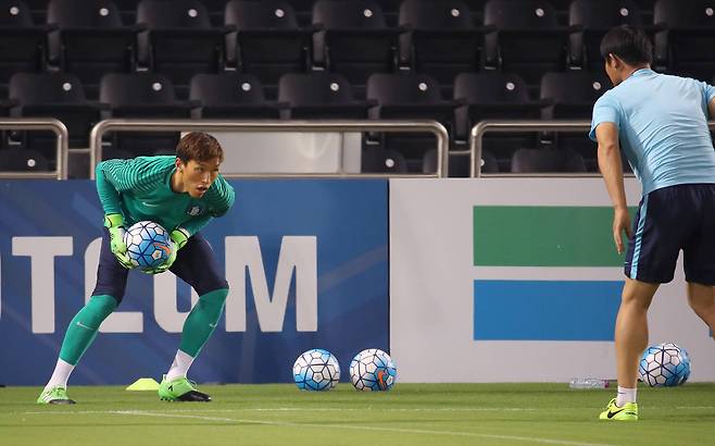 축구대표팀 골키퍼 김승규가 12일 오후(현지시간) 카타르 도하 자심 빈 하마드 경기장에서 훈련하고 있다.[연합뉴스]
