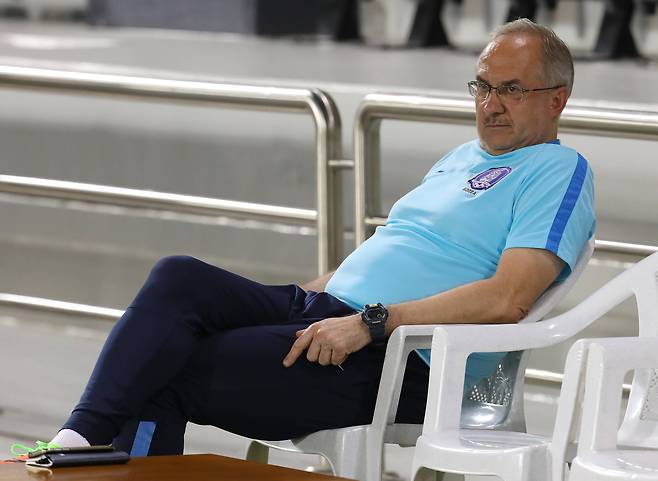 2018 러시아월드컵 최종예선 카타르 전을 하루 앞둔 12일 오후(현지시간) 카타르 도하 자심 빈 하마드 경기장에서 열린 축구국가대표팀 훈련에서 울리 슈틸리케 감독이 연습을 준비하는 선수들을 바라보고 있다. [연합뉴스]