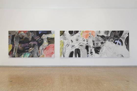 3개층의 전시장 가운데 특히 대형 작품이 자리한 3층 전시장 모습. 오른쪽에 보이는 작품은 '파랑새'. Blue bird, 1986-1988. Acrylic on canvas, 213X549 cm(3 pieces) 사진=환기미술관