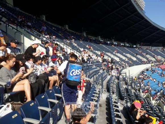 지난 11일 KBO리그 LG-SK 경기가 펼쳐진 잠실구장에서 20㎏짜리 맥주 통을 멘 ‘맥주 보이’ 강일원씨가 무더위 속 관중석을 누비며 맥주를 팔고 있다.