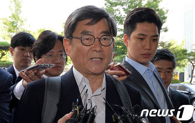 안경환 법무부장관 후보자가 14일 오전 인사청문회 준비를 위해 서울 종로구 서울출입국관리사무소 세종로출장소로 출근하던 중 취재진의 질문을 받고 있다. 2017.6.14/뉴스1 © News1 박지혜 기자