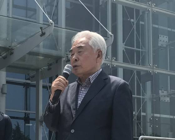 13일 오전 경북 경산시 영남대학교 중앙도서관 앞 광장에서 영남대교수회 등 5개 단체가 영남학원재단 쇄신을 요구하는 기자회견을 열었다. 대구대 설립자 고(故) 최준 선생의 장손인 최염씨가 발언하고 있다. 경산=김정석기자