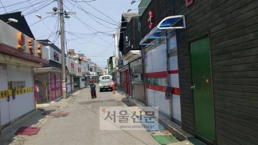 충남 아산시의 집창촌 ‘장미마을’이 남루한 낮 풍경을 보이고 있다. 시에서 탈성매매 여성 지원 조례를 통해 집창촌 폐쇄를 추진하고 있으나 뜻을 이룰지는 미지수다.아산 이천열 기자 sky@seoul.co.kr