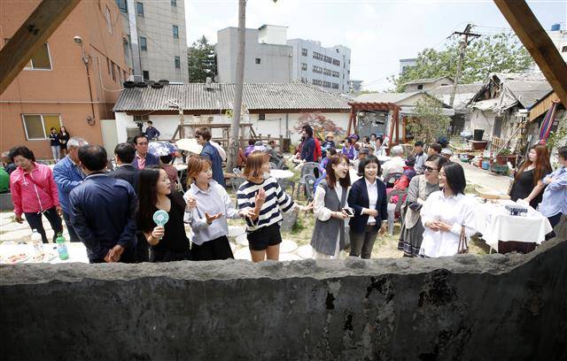 전북 전주시가 집창촌 ‘선미촌’ 주민의 권리회복을 위한 주민 잔치를 열고 있다. 전주시는 오는 8월부터 집창촌 탈성매매 신청을 받을 예정이다.전주시 제공