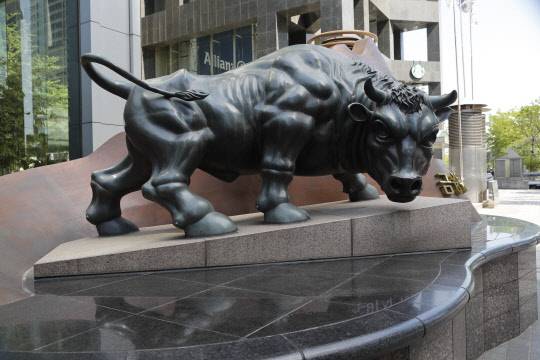 서울 여의도 한국금융투자협회 앞에 설치된 황소상 조형물.  한국금융투자협회 제공