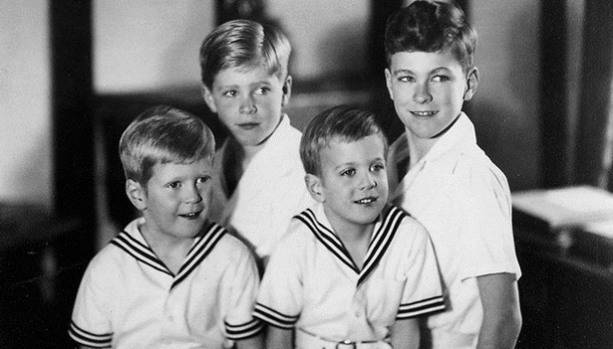 코크 4형제의 어릴 적 모습. 앞줄의 데이비드(왼쪽)와 윌리엄은 쌍둥이다. 뒷줄 왼쪽이 찰스, 오른쪽이 맏이 프레더릭이다. 프레더릭과 윌리엄은 훗날 찰스와 데이비드에 의해 가문에서 축출된다.