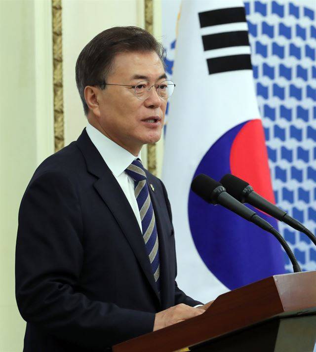 문재인 대통령이 15일 청와대에서 열린 국가유공자 및 보훈 가족과의 따뜻한 오찬 행사에서 인사말하고 있다.
