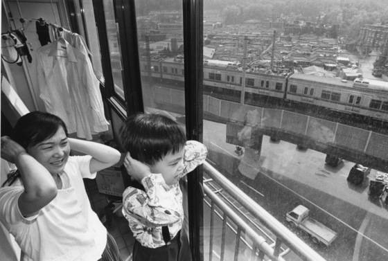 집안까지 들여오는 소음공해는 시민들을 짜증나게 한다. [중앙포토]