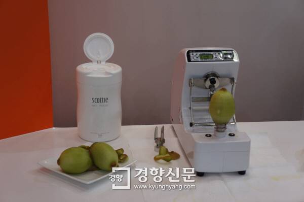 키위를 올려놓으면 껍질을 잘라주는가정용 기계.