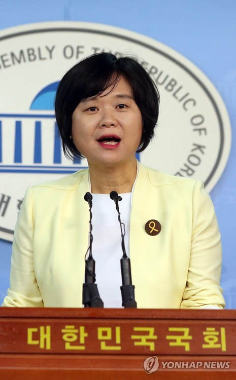 (서울=연합뉴스) 신준희 기자 = 정의당 이정미 의원이 15일 서울 여의도 국회에서 당 대표 출마선언을 하고 있다. 2017.6.15      hama@yna.co.kr