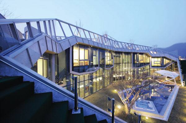 옥상 정원으로 올라가는 계단에서 바라본 외관. 마당에는 스파와 수영장이 있다.