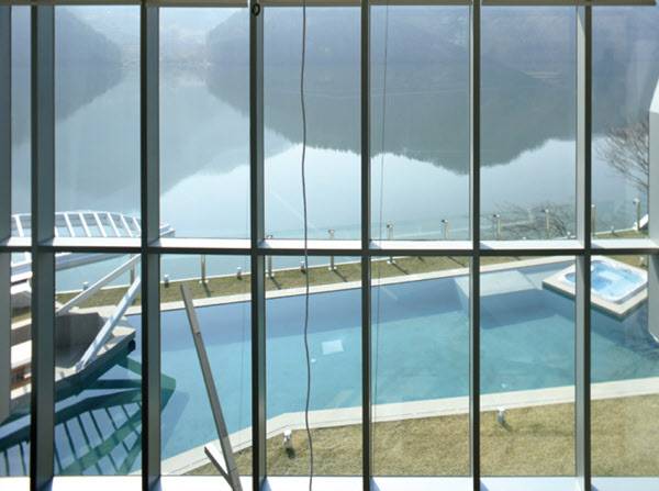 2층에서 바라본 마당의 수영장.