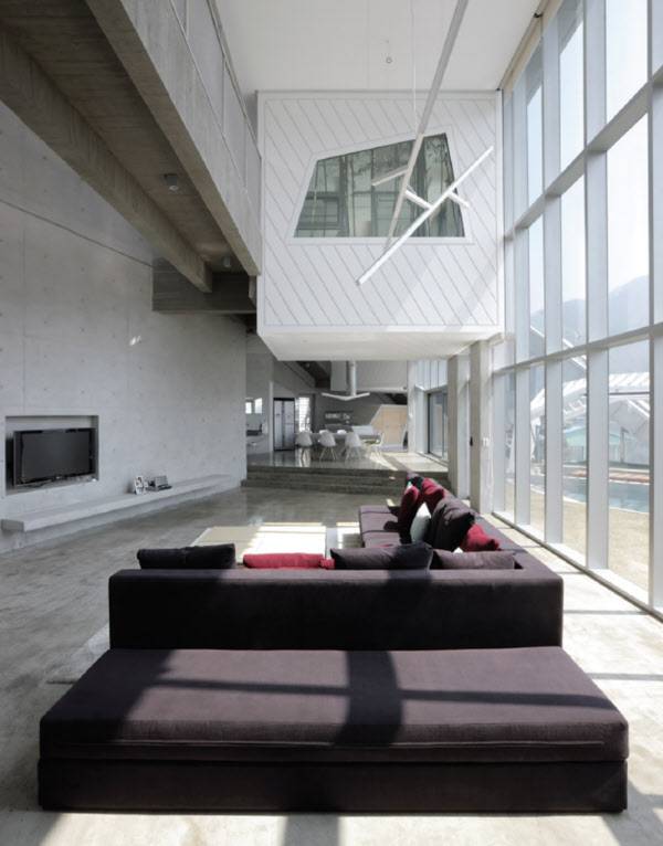 개방감을 주는 2층 높이의 거실.