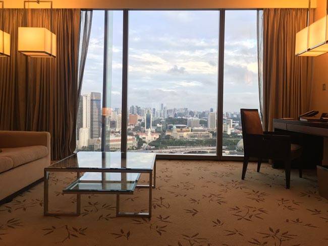 호텔 룸에 들어오니 바닥까지 훤히 뚫린 큰 통유리로 도시 전경이 눈에 들어온다